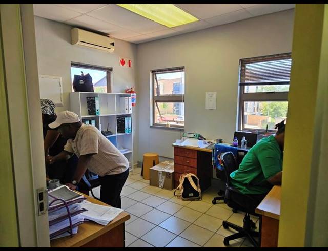 OFFICE FOR SALE IN SILVER LAKES